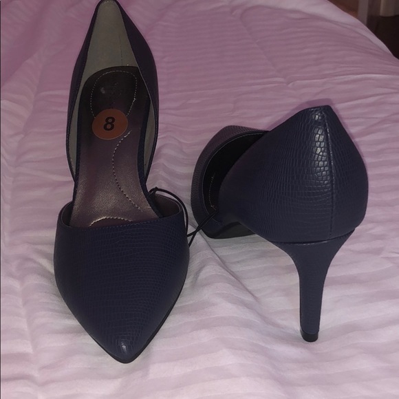 Navy Bandolino pointed heels NWOT - Picture 1 of 4